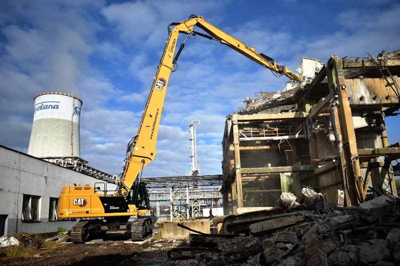 Demolice chladících věží Spolana Neratovice